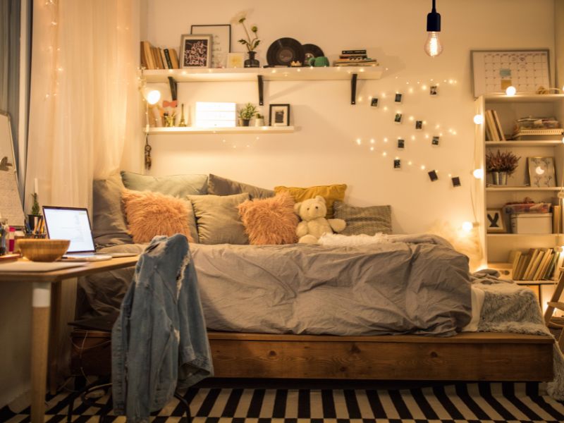 Uređenje sobe za tinejdžere sa kombinacijom plafonskog svetla, radne lampe na stolu i toplog ambijentalnog osvetljenja.