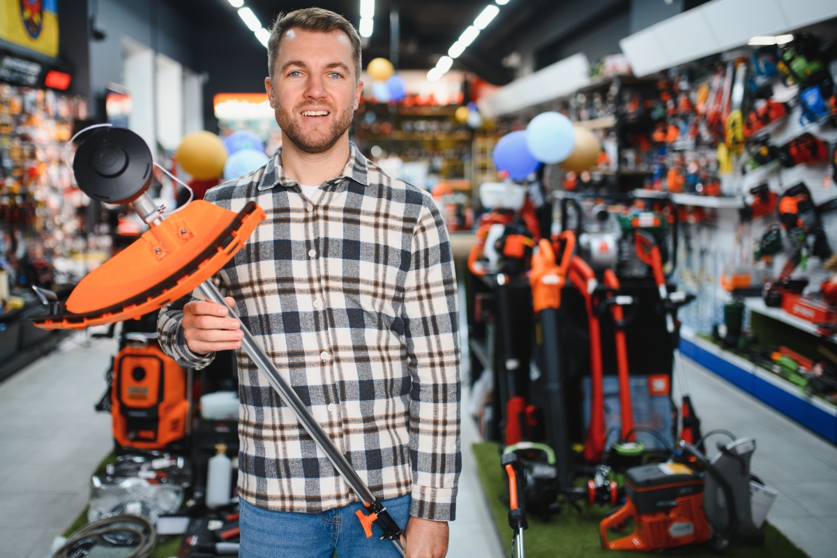 momak u prodavnici alata