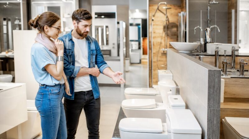 Par u prodavnici sanitarija bira WC šolju, lavabo i druge elemente za renoviranje kupatila.